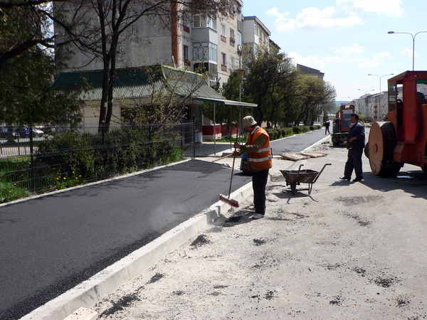 1.4 asternere strat de uzura trotuar  str. Republicii 3.jpg